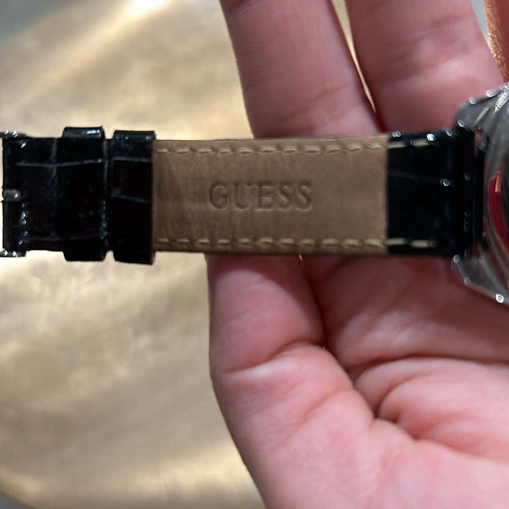 GUESS - Picture 4 of 5